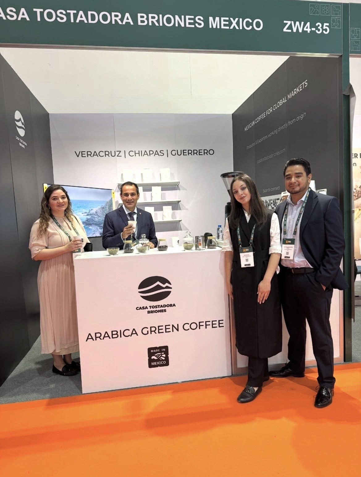 Embajada de México en EAU en el stand de CTB México